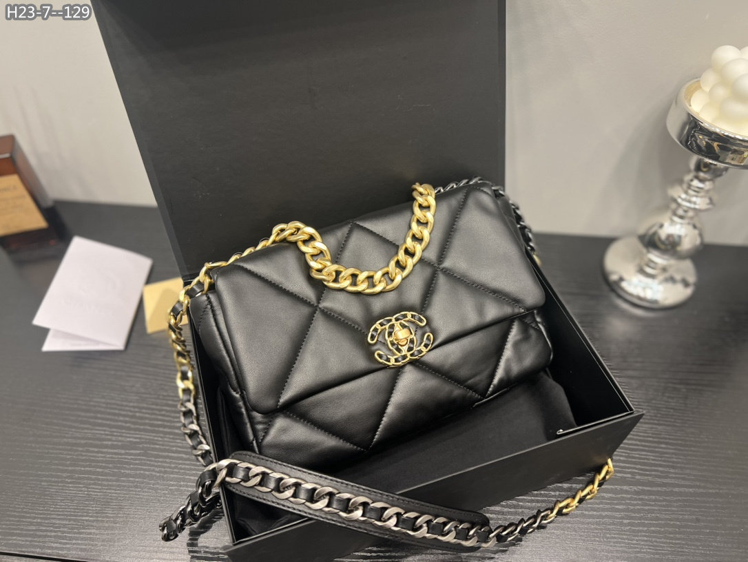 2942  Chanel  $75 gallery