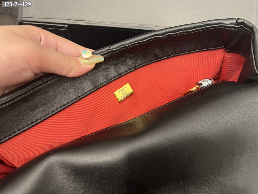 2942  Chanel  $75 gallery