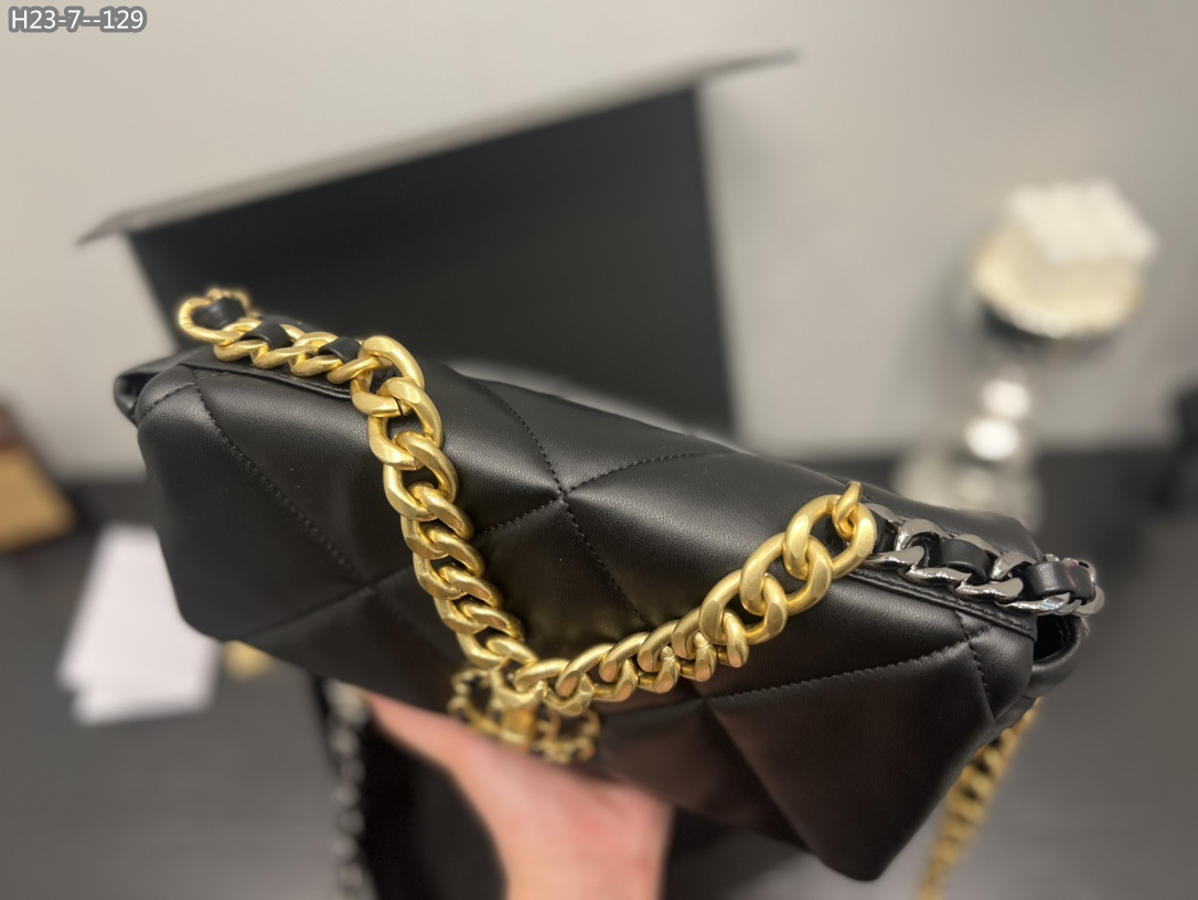 2942  Chanel  $75 gallery