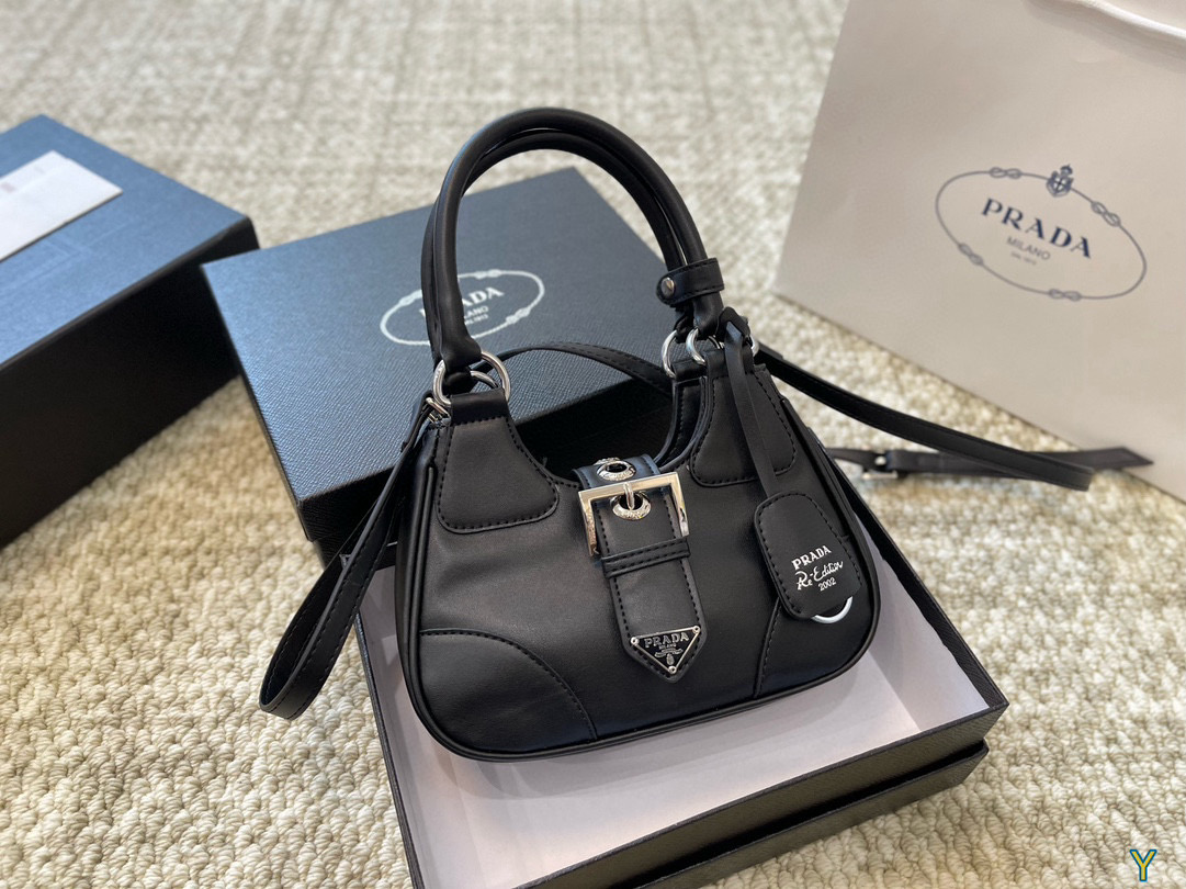 3746 Prada handbag $65 gallery