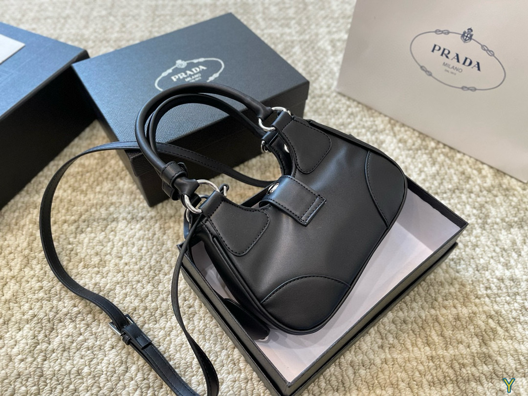 3746 Prada handbag $65 gallery