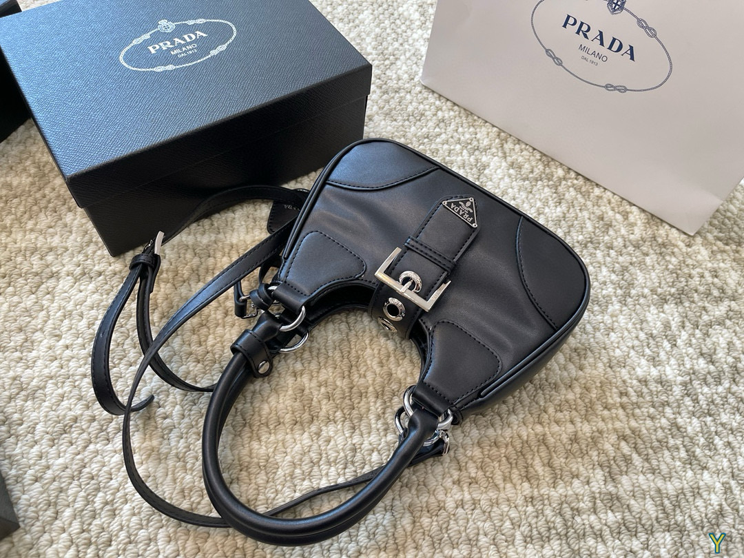 3746 Prada handbag $65 gallery
