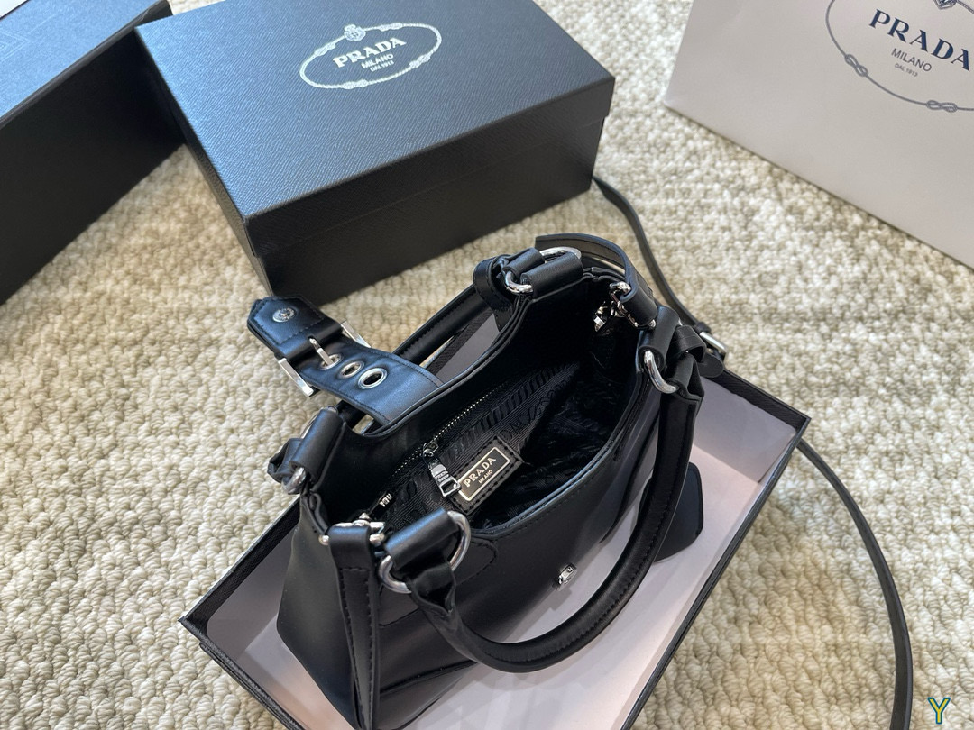 3746 Prada handbag $65 gallery