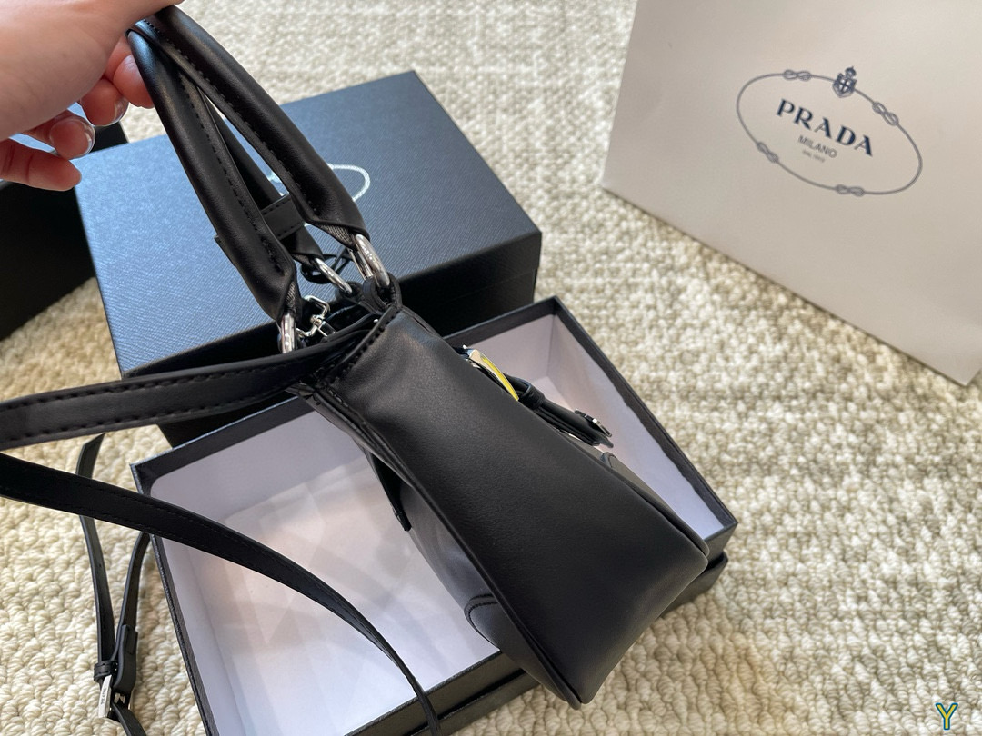 3746 Prada handbag $65 gallery