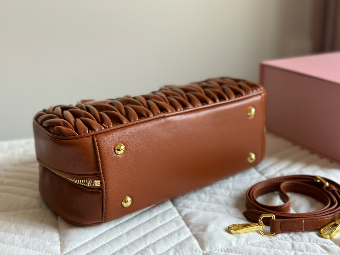 89890  miumiu  $75 gallery