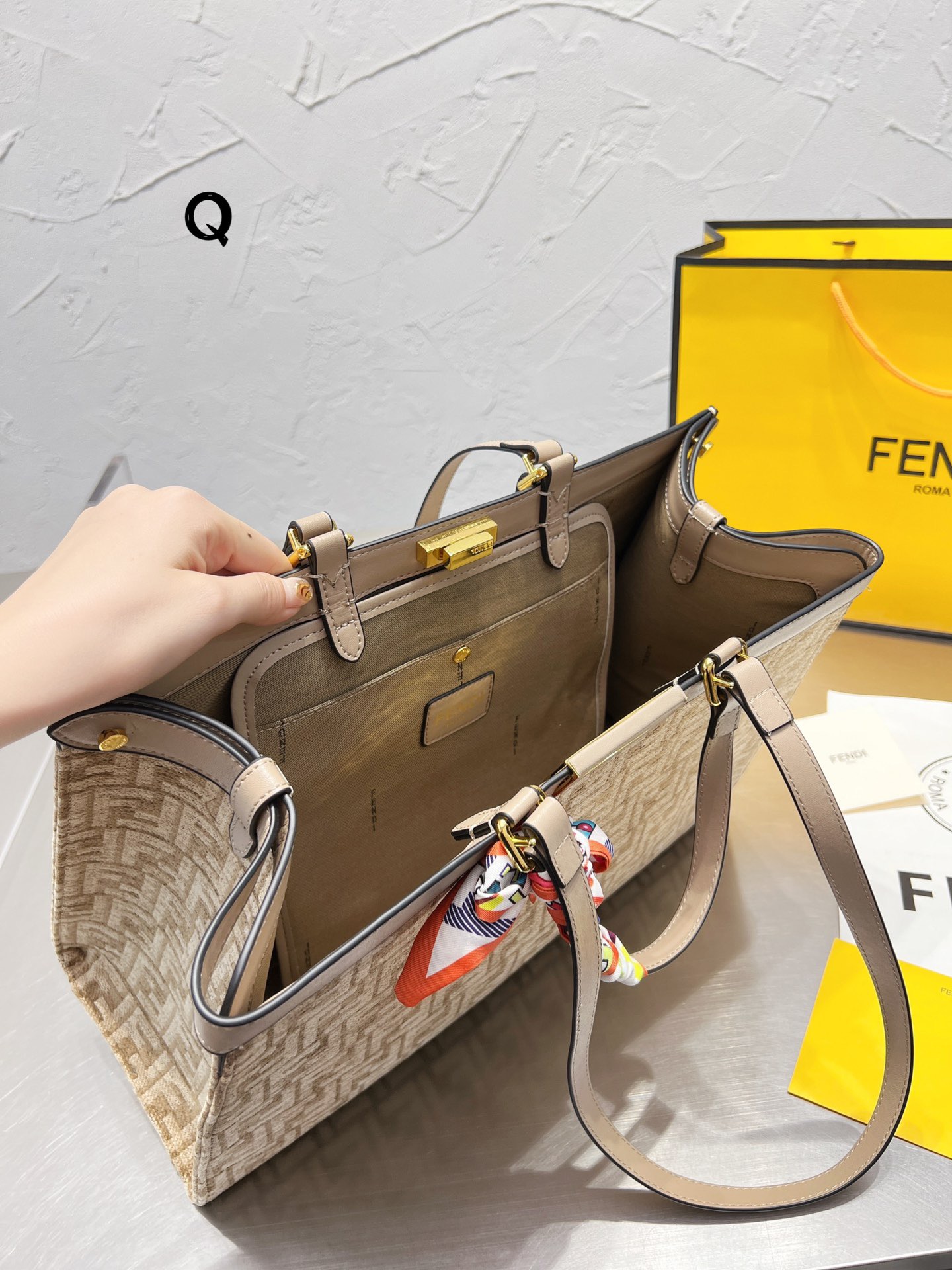 Fendi $90 CODE：14325 gallery