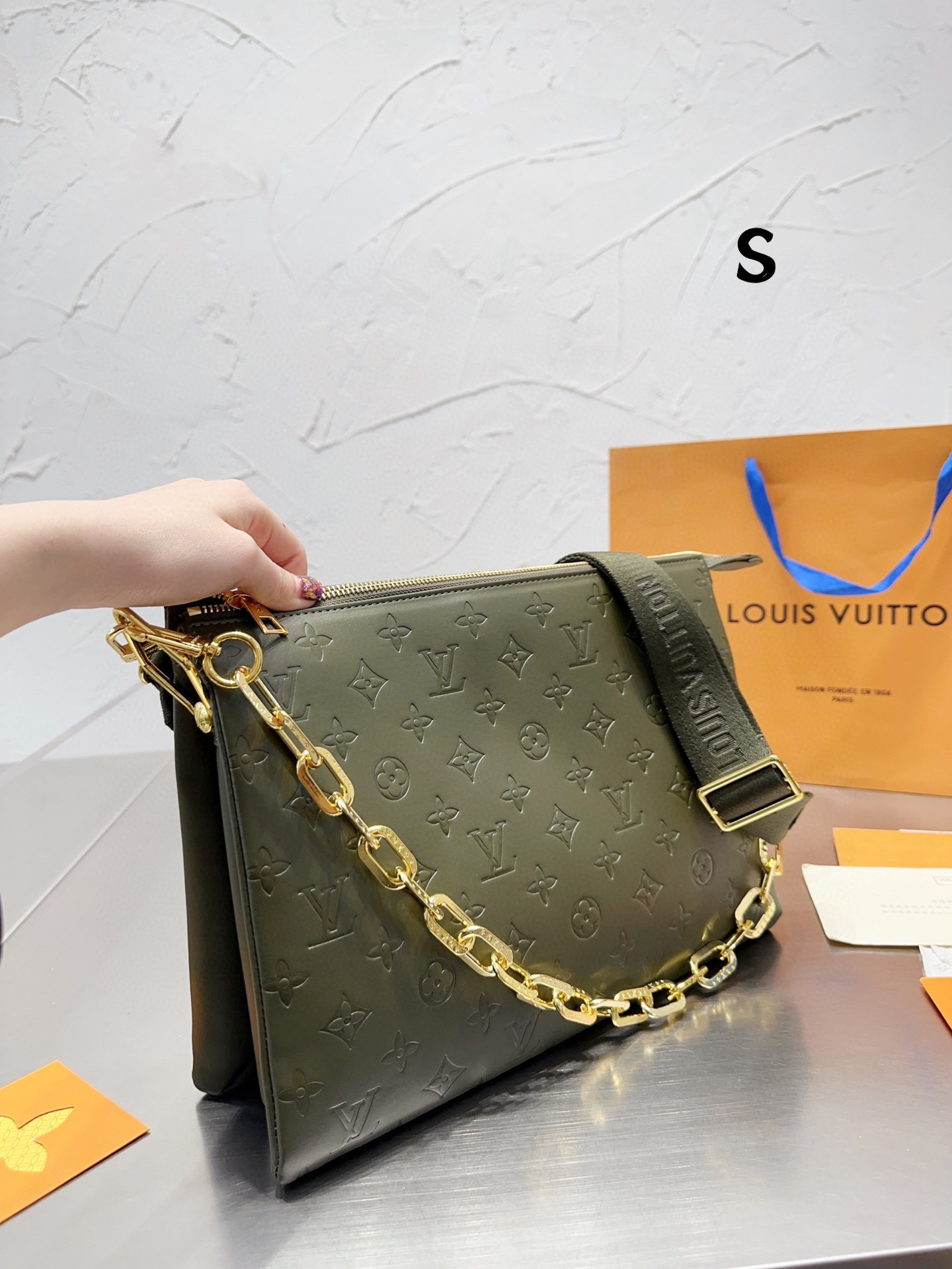 LV $80 code：14517 gallery