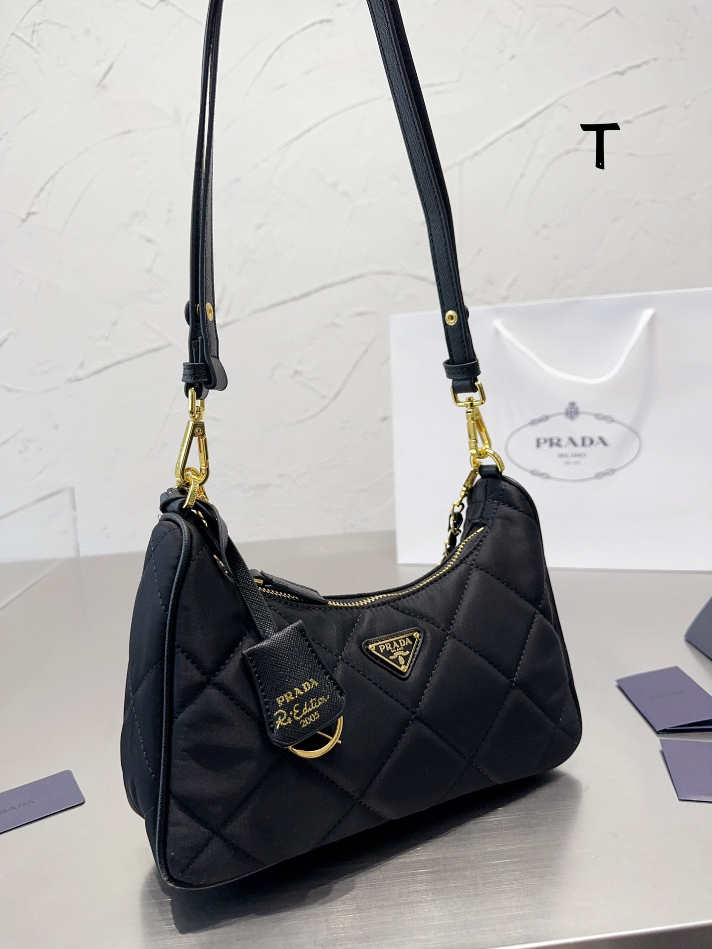 Prada hobo nylon armpit bag65$   code:3168 gallery