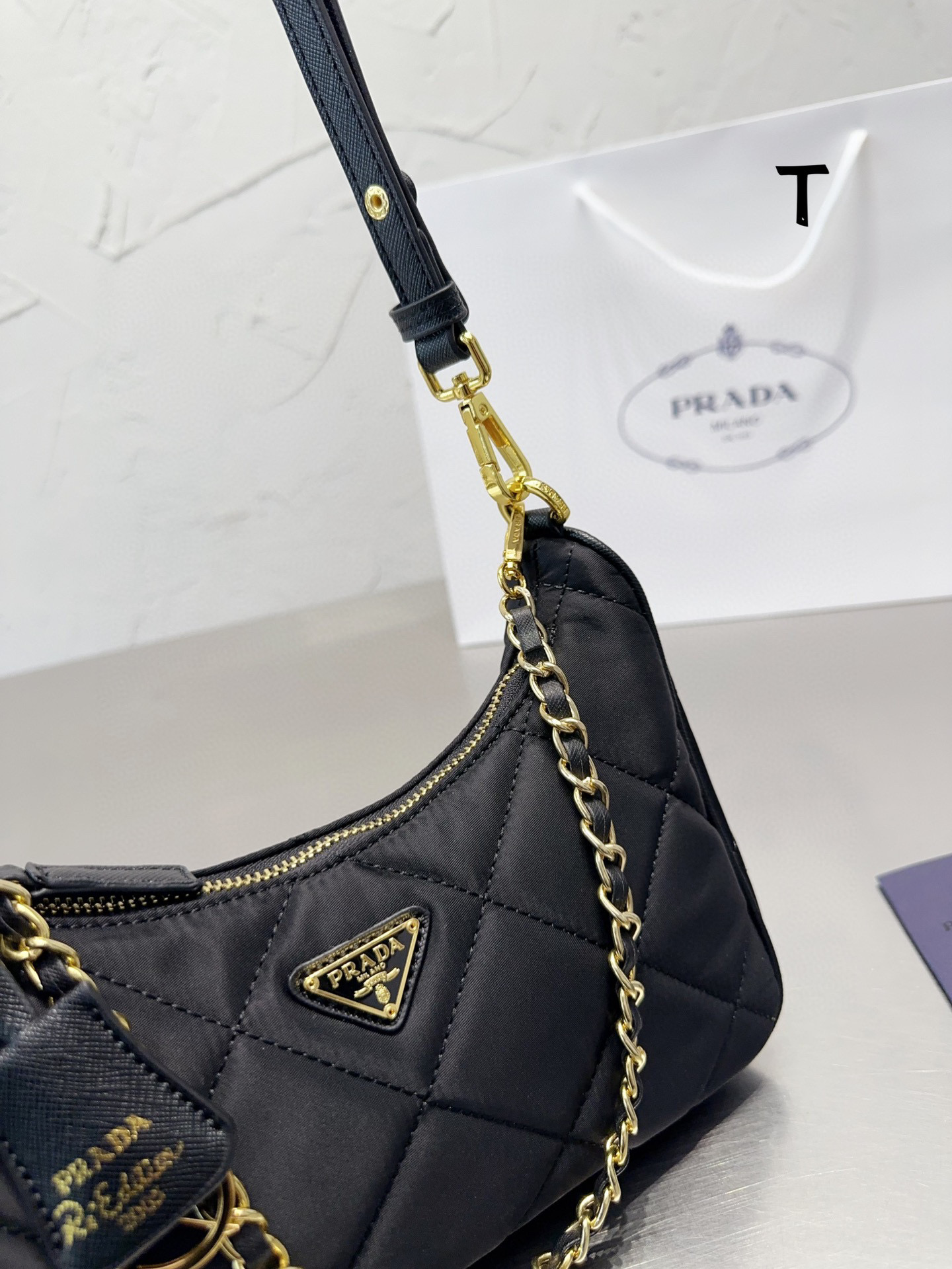 Prada hobo nylon armpit bag65$   code:3168 gallery