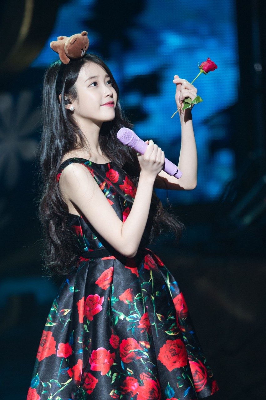 151129-IU-CHAT-SHIRE-Concert-at-Busan-iu-39082464-850-1276