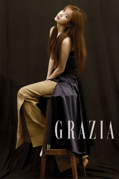 Han Hyo Joo quyến rũ với son môi đỏ trên tạp chí Grazia