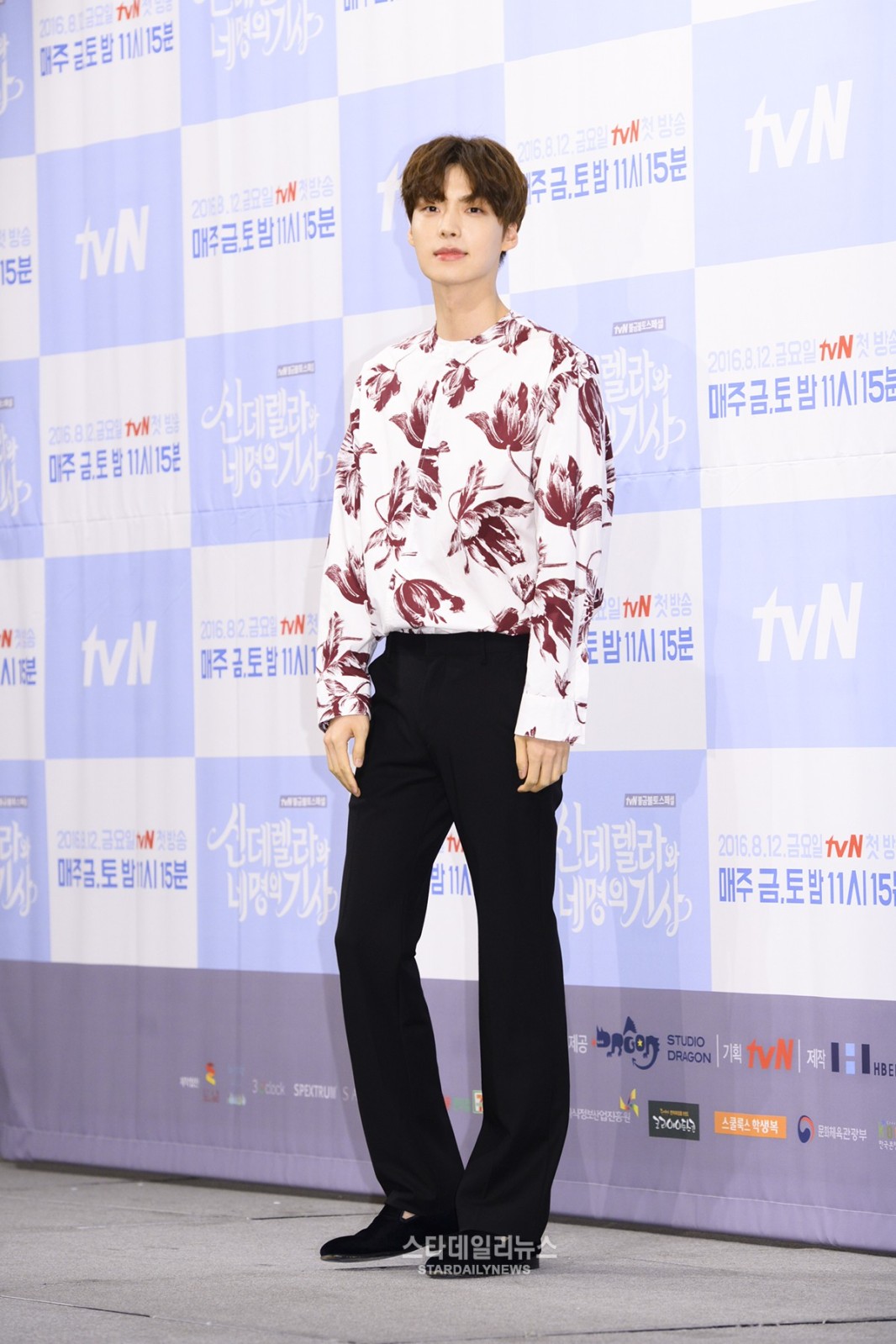 Ahn Jae Hyun nói “Cinderella With Four Knights” sẽ tương tự như “Boys Over Flowers,” và cảm ơn Ku Hye Sun