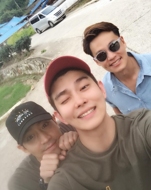 Yoon Kyun Sang selfie với Eric và Lee Seo Jin tại trường quay của “Three Meals a Day”
