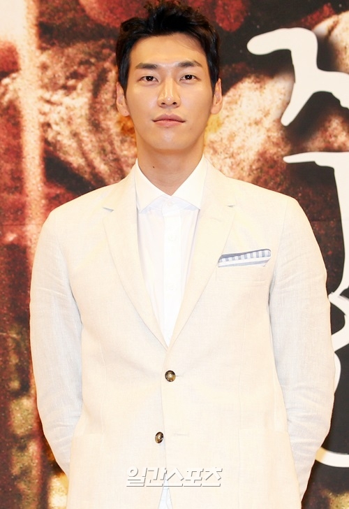 Kim Young Kwang xem xét đóng cặp với Soo Ae trong "The Man Living in Our House"