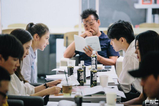 Jonghyun, Gong Seung Yeon, Jaejin trong buổi đọc kịch bản của "My Only Love Song"