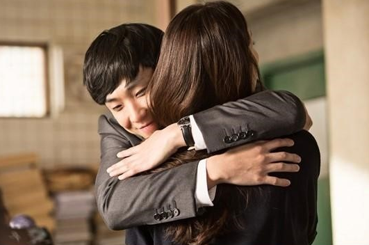(Woman With A Suitcase) Lee Joon chào đón Choi Ji Woo bằng một cái ôm.
