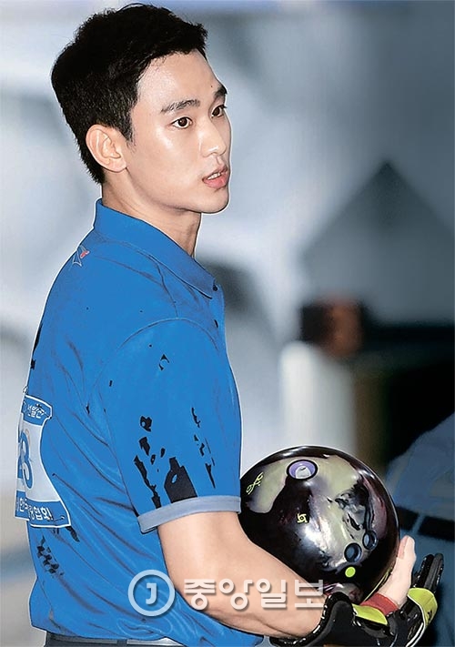 Kim Soo Hyun - "vận động viên bowling chuyên nghiệp"