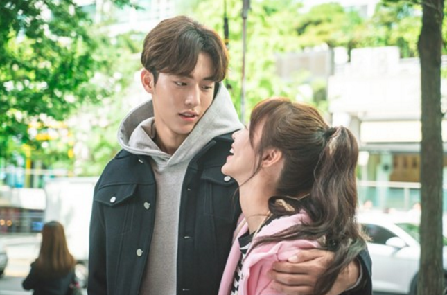 “Weightlifting Fairy Kim Bok Joo” tiết lộ những hình ảnh dễ thương của Nam Joo Hyuk và Kyung Soo Jin