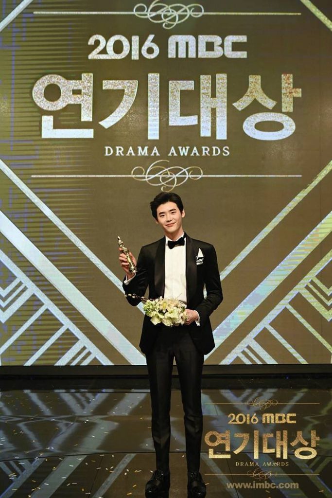 Lee Jong Suk giành giải Daesang đầu tiên trong sự nghiệp. Bài phát biểu đầy chân thành
