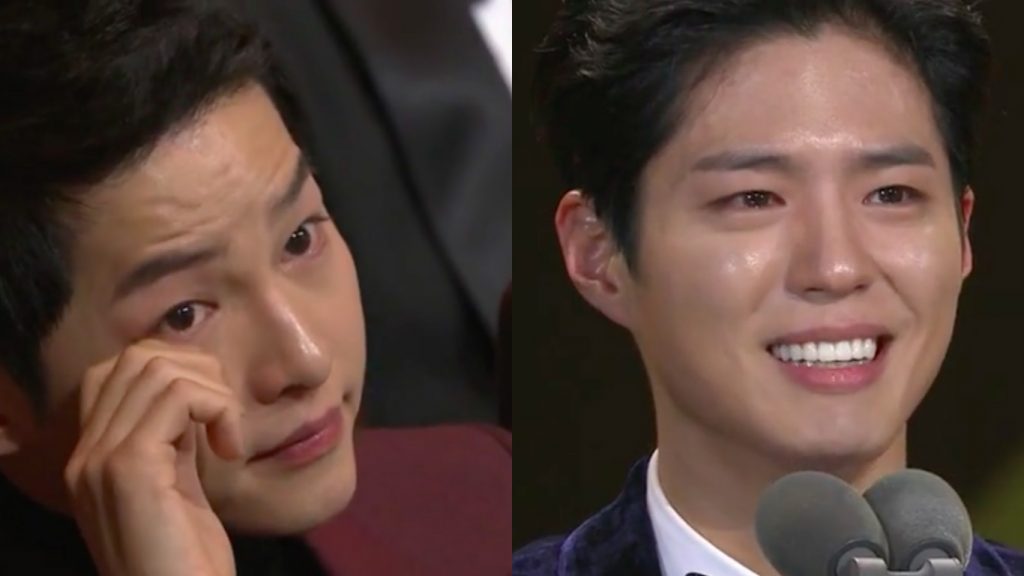 Song Joong Ki khóc trong suốt bài phát biểu đầy nước mắt của Park Bo Gum sau khi nhận giải tại 2016 KBS Drama Awards