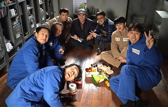 Kim Min Suk và các diễn viên khác của "Defendant" đi dạo trên phố để thực hiện lời hứa về ratings