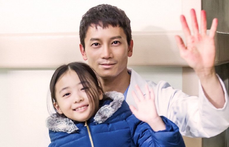 Ji Sung vẫn vào vai người cha ngay cả khi không quay phim trong hậu trường phim "Defendant"