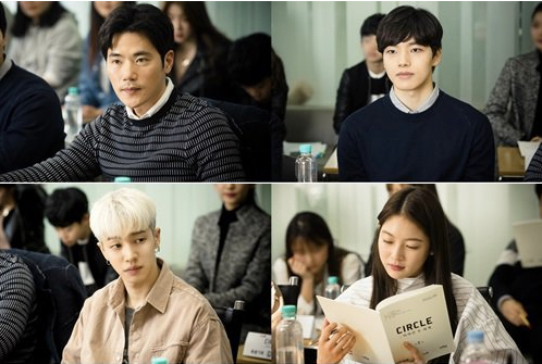 tvN chia sẻ hình ảnh từ buổi đọc kịch bản phim “Circle” với Yeo Jin Goo, Gong Seung Yeon, và nhiều người khác tham gia