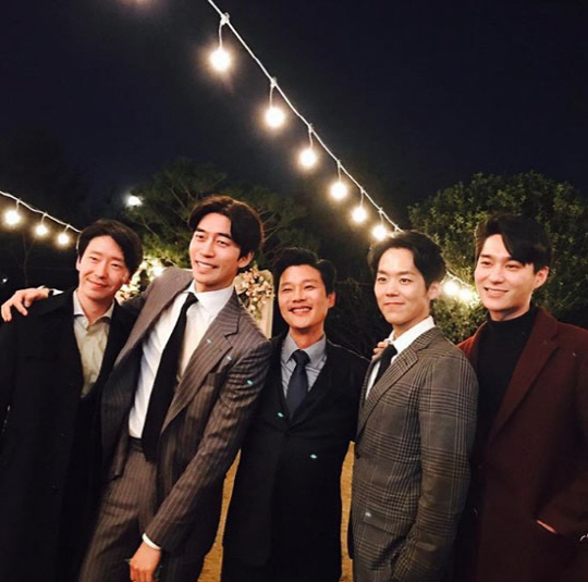 Shin Sung Rook khoe hình chụp cùng Uhm Ki Joon trong lễ cưới của Ryu Jung Han