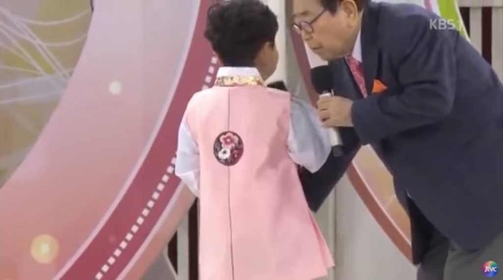 Cục kiểm duyệt Hàn Quốc nhắc nhở hành vi động chạm vào vùng nhạy cảm của trẻ em ngay trên truyền hình của MC kì cựu