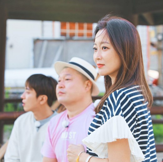 Show "Island Musketeers" : Kim Hee Sun vẻ đẹp dịu dàng, đáng yêu trên đảo Mokpo