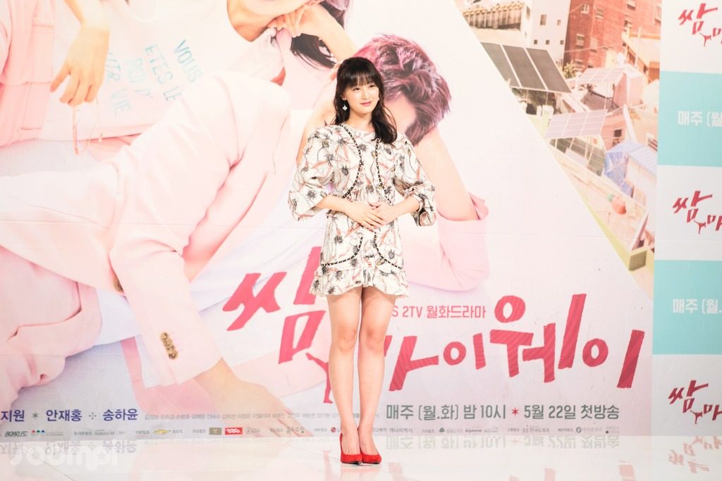 Kim Ji Won mở lòng về áp lực cô cảm nhận sau thành công của “Descendants Of The Sun”