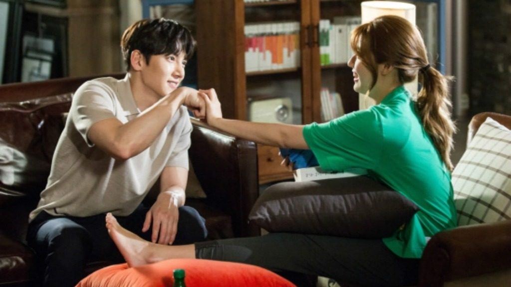 Ji Chang Wook và Nam Ji Hyun thân thiết hơn bao giờ hết trong những cảnh hậu trường của "Suspicious Partner"