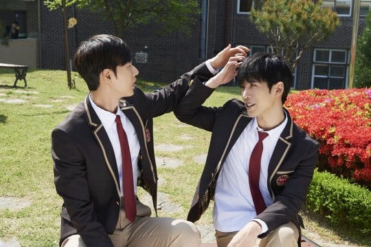 Park Hae Jin và Park Ki Woong thể hiện phản ứng hóa học của mình trong các bức ảnh chụp của "Cheese In The Trap" bản điện ảnh
