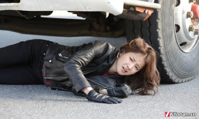 Lee Si Young là một người liều lĩnh trong loạt hình ảnh các cảnh quay mới của bộ phim hành động kịch tính