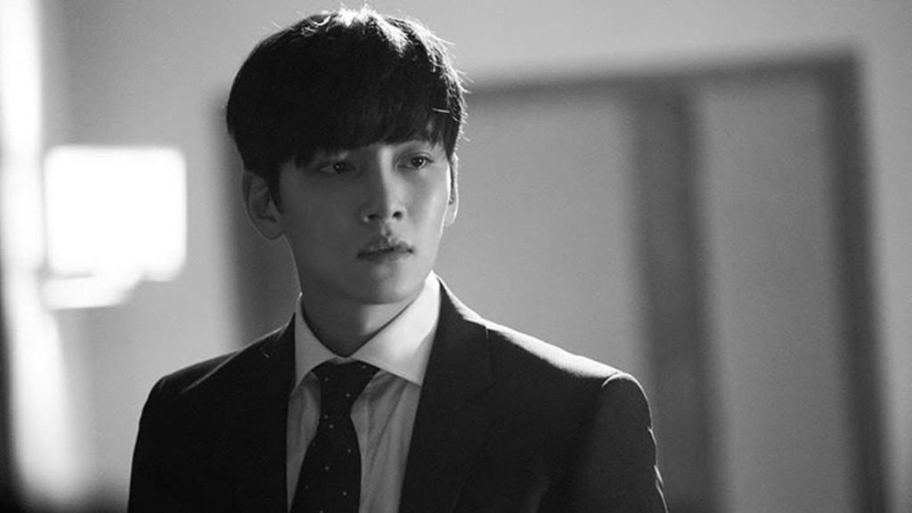 Những hình ảnh mới gợi mở về sự đau lòng bất ngờ của Ji Chang Wook trong "Suspicious Partner"