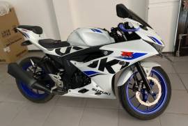 Jual cepat motor Suzuki GSX 2018 km rendah.