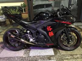 Dijual Motor Yamaha R25 tahun 2014 warna hitam 