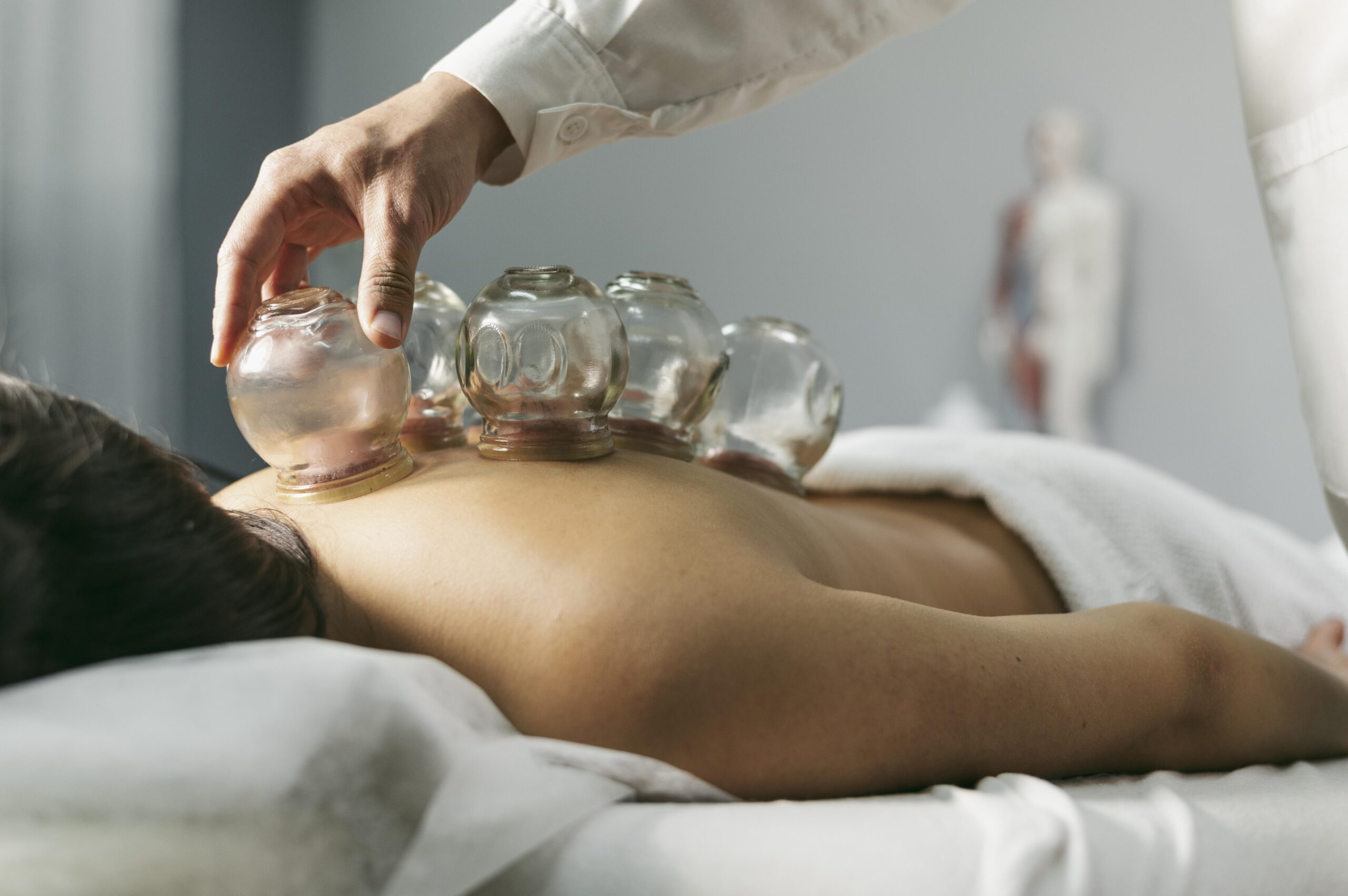 cupping-client-with-suction-cup-process