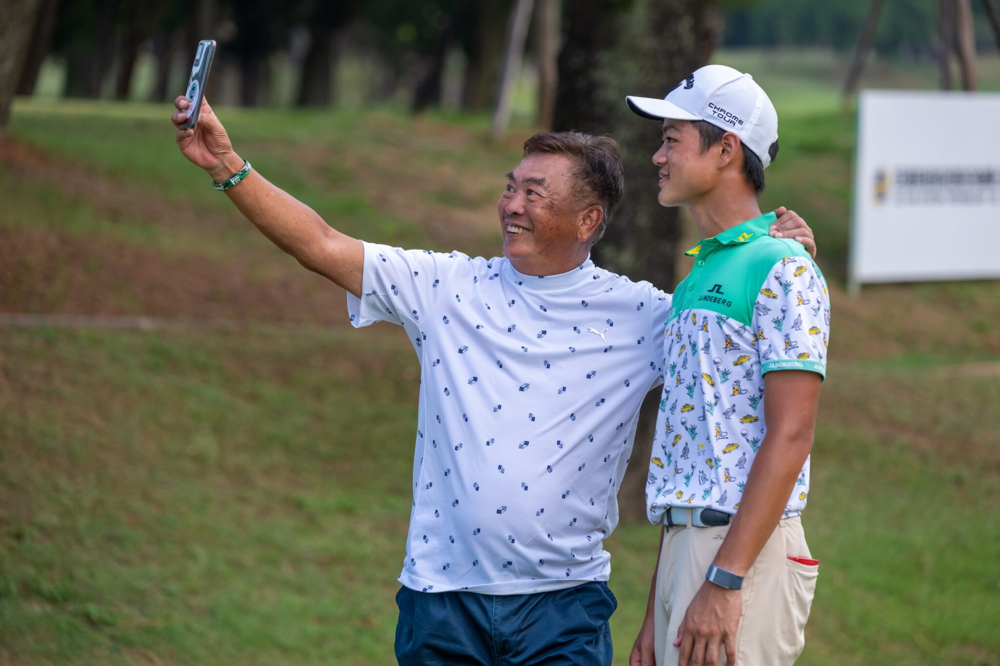 Hsieh Cheng-wei of Chinese Taipei gives a selfie to one of his fans ...