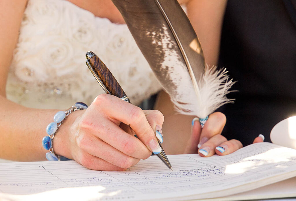 Đăng ký kết hôn có cần cắt hộ khẩu không?