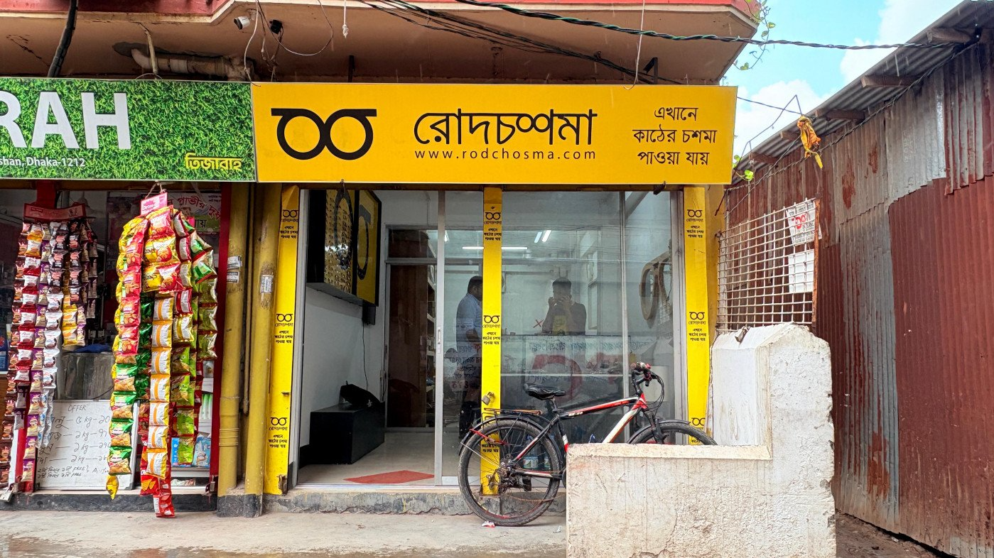 রাসেল জায়েদীর হাতে তৈরি কাঠের চশমা যেভাবে দেশের গণ্ডি পেরিয়ে বিদেশে