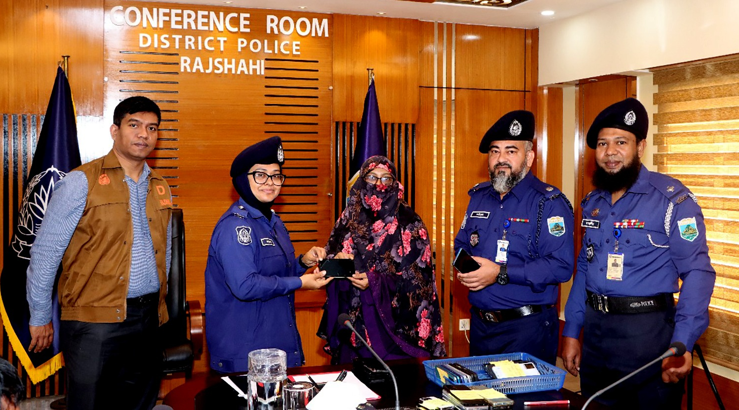 হারিয়ে যাওয়া ৬০টি মোবাইল ফোন হস্তান্তর করেন এসপি
