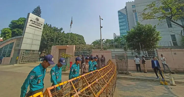 উৎসুক জনতার ভিড় কম এভারকেয়ারে, সতর্ক অবস্থানে আইনশৃঙ্খলা বাহিনী