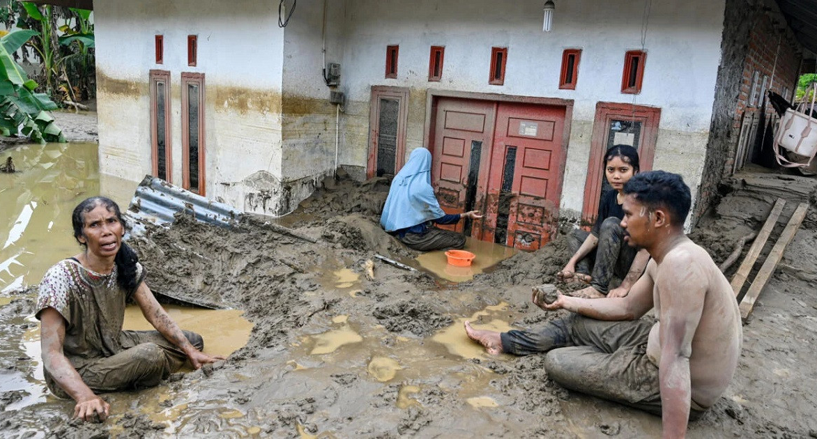 ইন্দোনেশিয়ায় বন্যা-ভূমিধসে নিহত ৯০০ ছাড়াল