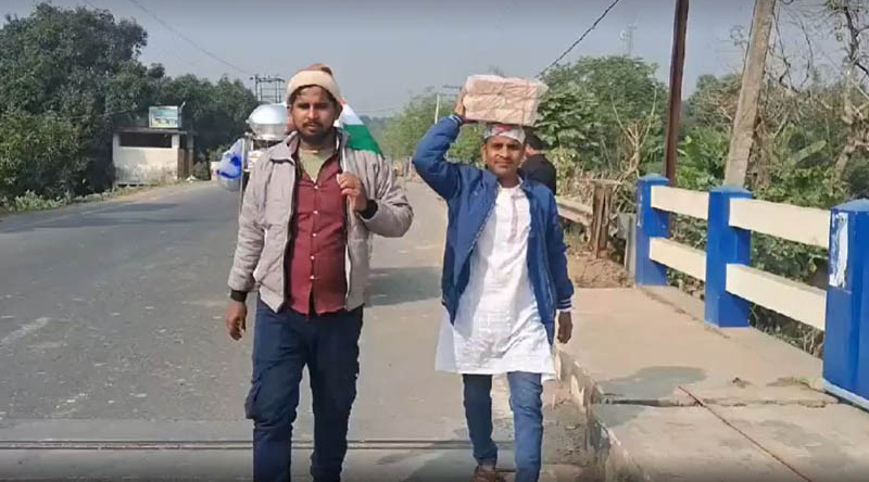 বাবরি মসজিদে দেয়ার জন্য মাথায় ইট নিয়ে হাঁটছেন ১৬৫ কিমি পথ