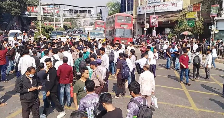 সহপাঠীর মৃত্যুতে ফার্মগেট অবরোধ, তীব্র যানজট