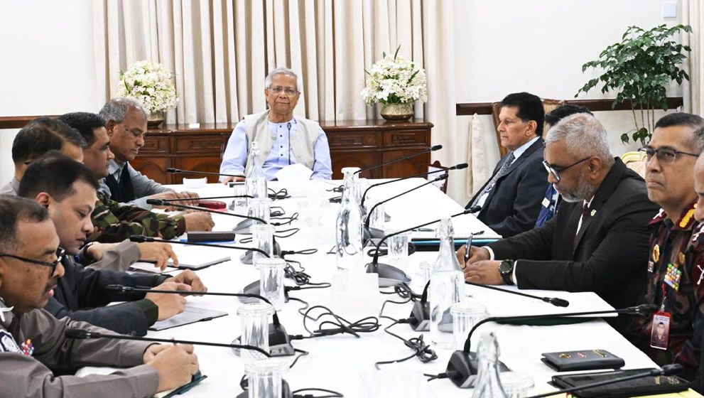 আইনশৃঙ্খলা পরিস্থিতি পর্যালোচনায় প্রধান উপদেষ্টার নেতৃত্বে বৈঠক