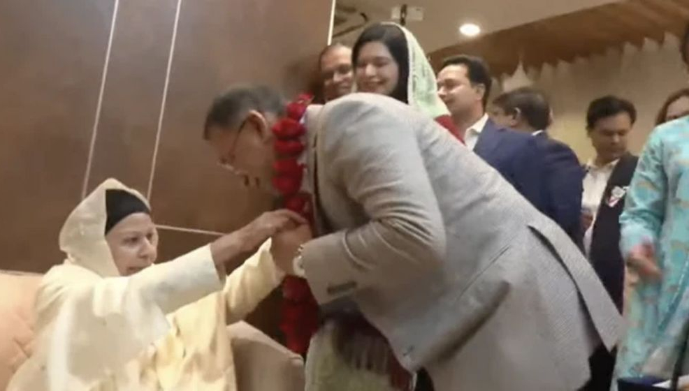 জামাইকে ফুলের মালা দিয়ে বরণ করলেন শাশুড়ি