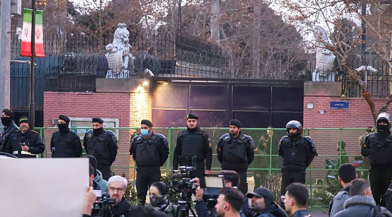 ইরানে দূতাবাস বন্ধ করল যুক্তরাজ্য