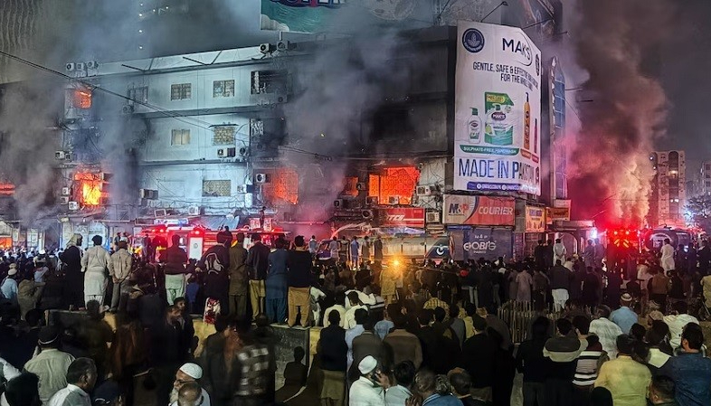 শপিং মলে ভয়াবহ আগুনে পুড়ে ছাই বহু দোকান, নিহত ৩
